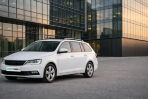 firmenfahrzeug_vor_dem_büro_gebäude